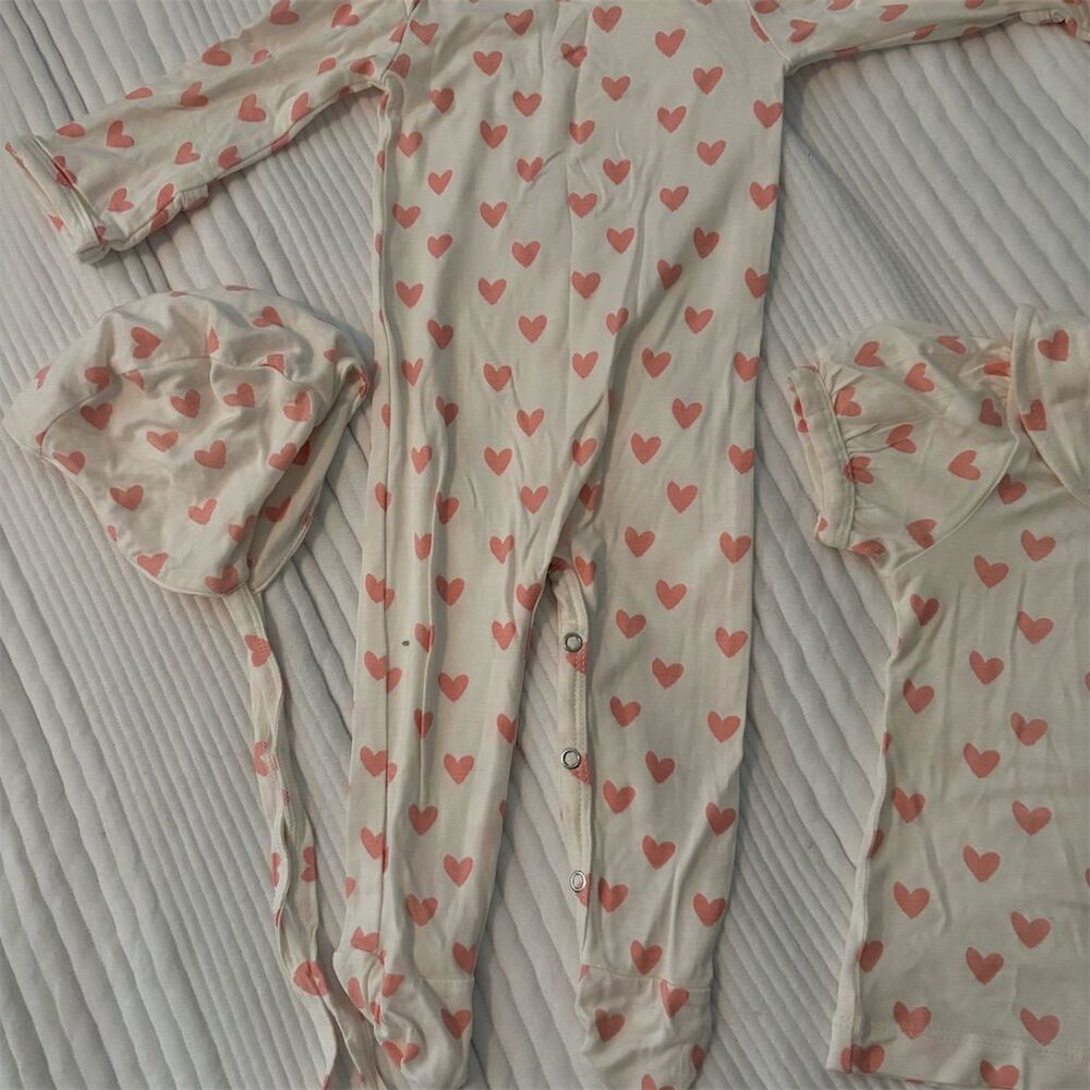 Kate Quinn EUC Baby Heart Print Footie and hat 0-3 Months